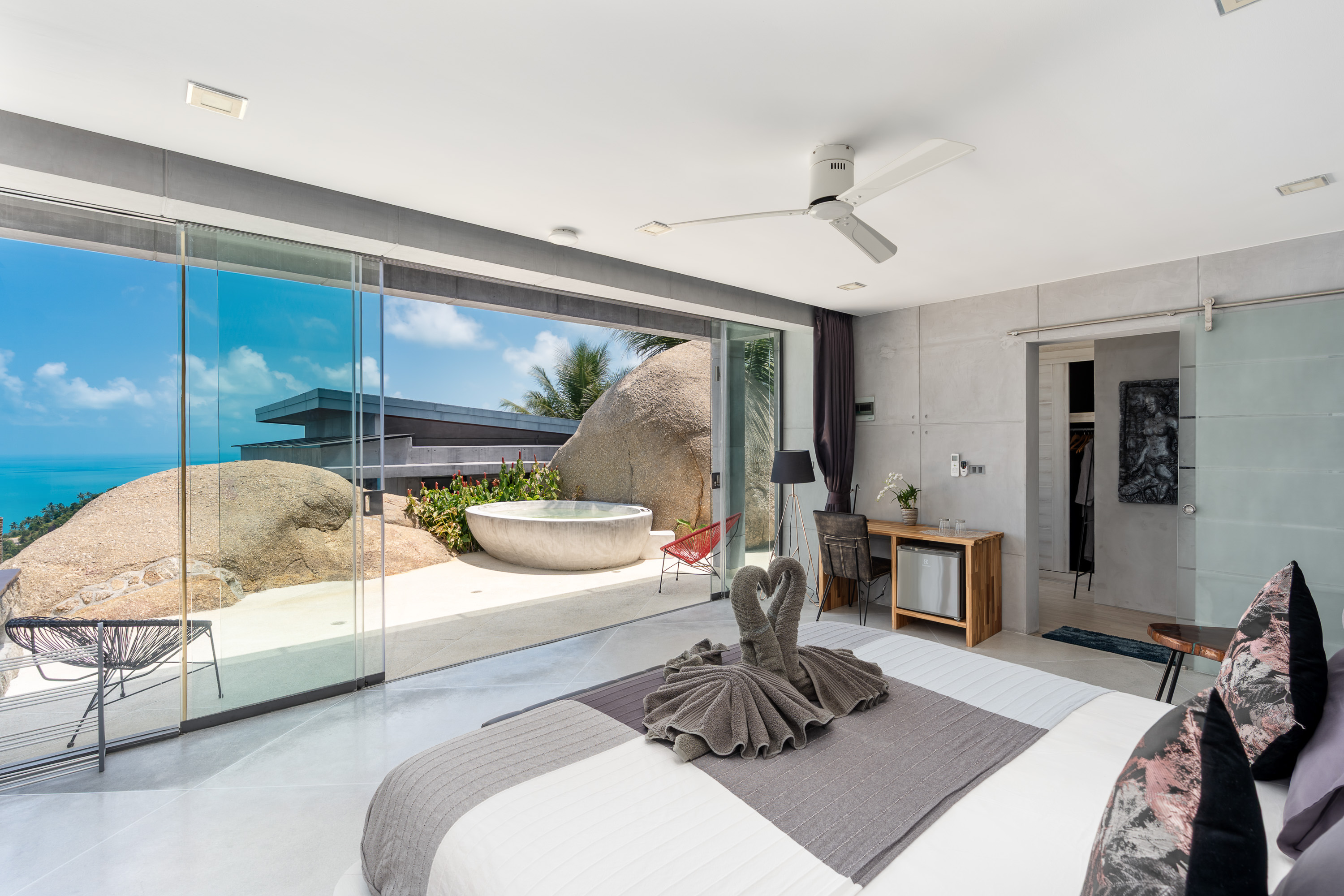 Master Suite with terrazzo bathtub and sea view